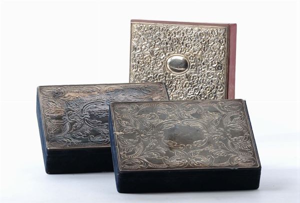 Tre scatole diverse con coperchi in lamina d’argento sbalzati