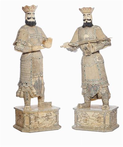 Coppia di Statue di Guerrieri Rivestiti in Placche di Osso Riccamente Decorate, Cina XX Secolo