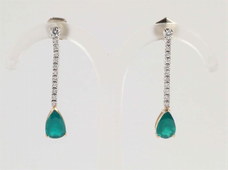 Orecchini pendenti con smeraldi taglio a goccia e diamanti  - Auction Silvers, Ancient and Comtemporary Jewels - Cambi Casa d'Aste