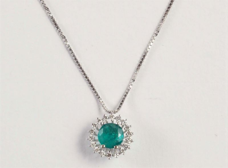 Pendente con smeraldo centrale e diamanti a contorno  - Auction Silvers, Ancient and Comtemporary Jewels - Cambi Casa d'Aste