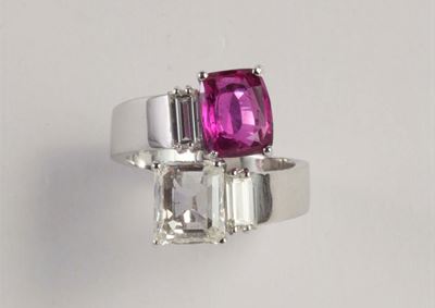 Anello Contrarié con Rubino e Diamanti