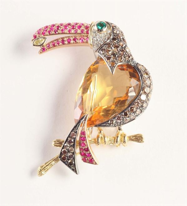 Spilla raffigurante un tucano