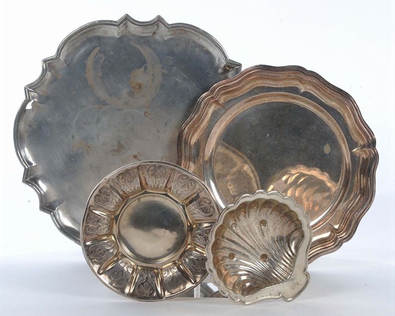 Lotto di tre piattini diversi in argento  - Asta Argenti e Gioielli Antichi e Contemporanei - Cambi Casa d'Aste