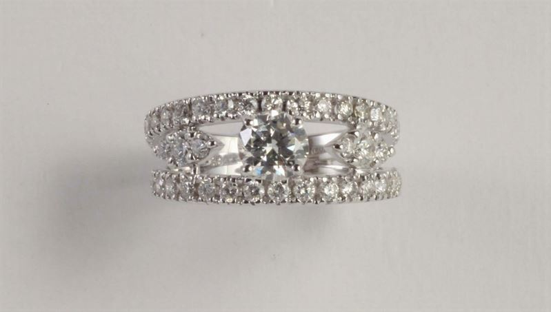 Anello a doppia rotaia con diamante centrale  - Asta Argenti e Gioielli Antichi e Contemporanei - Cambi Casa d'Aste