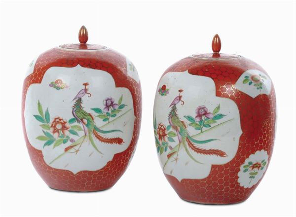 Coppia di potiche in porcellana con coperchio Famiglia Rosa. Cina, Dinastia Qing, inizio XX secolo