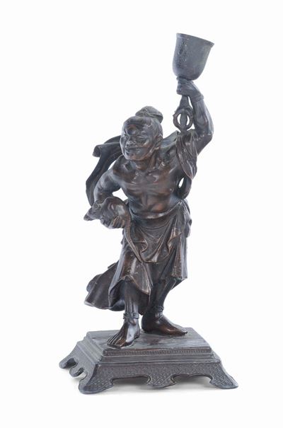 Candeliere in Bronzo Raffigurante Figura Maschile con Topo, Giappone, Meiji, Fine XIX Secolo