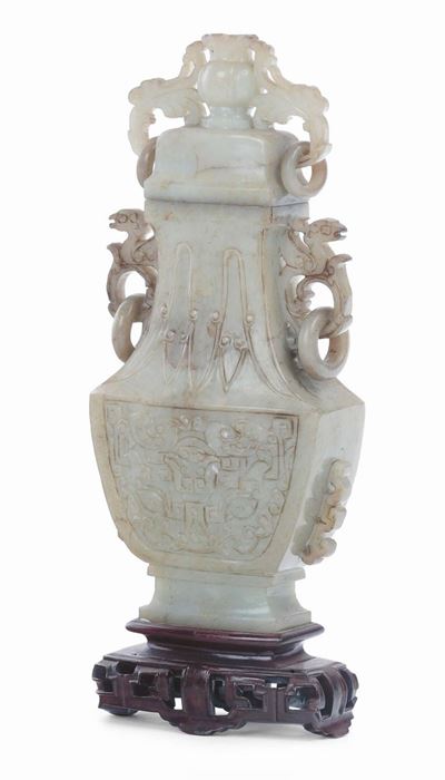 Vaso in Giada Grigia con Anelli. Cina, Dinastia Qing, XIX Secolo