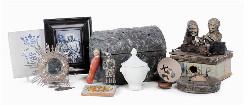 Lotto misto di oggetti tra cui baule, piastrelle, due bustini e altro  - Asta Antiquariato e Dipinti Antichi - Cambi Casa d'Aste