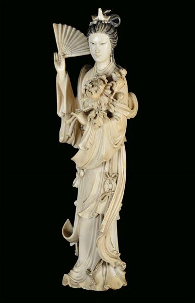 Statua in Avorio Raffigurante Figura Femminile con Ventaglio. Cina, Dinastia Qing, Fine XIX Secol...