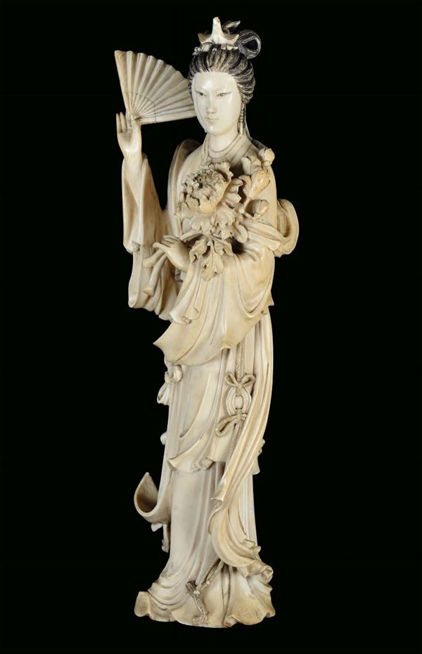 Statua in avorio raffigurante figura femminile con ventaglio. Cina, Dinastia Qing, fine XIX secolo