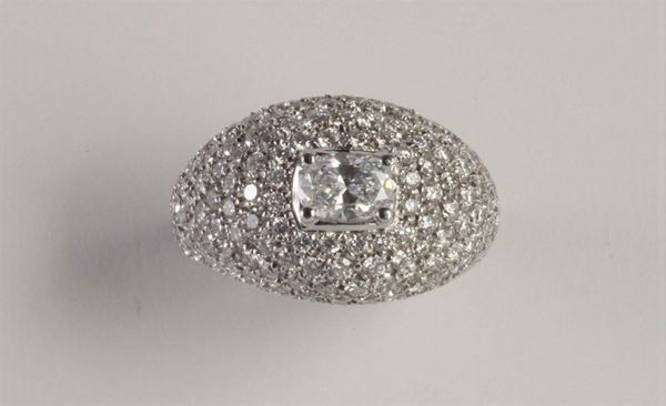 Anello con diamante centrale di ct 0,75