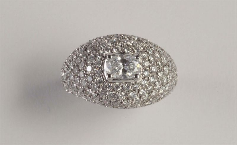 Anello con diamante centrale di ct 0,75  - Asta Argenti e Gioielli Antichi e Contemporanei - Cambi Casa d'Aste