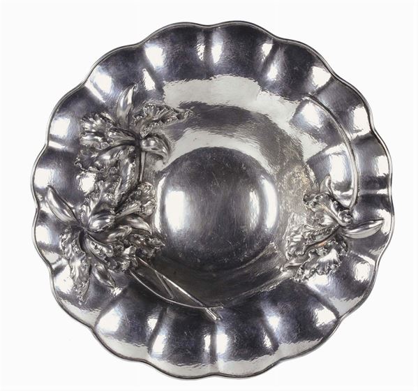 Grande piatto in argento sbalzato con foglie a rilievo