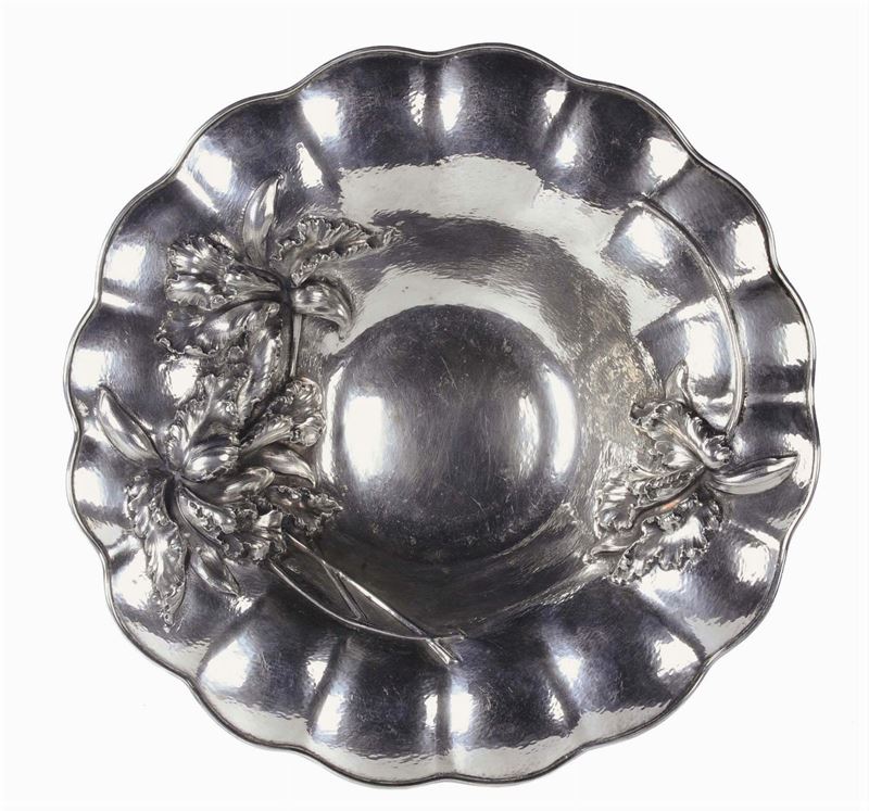 Grande piatto in argento sbalzato con foglie a rilievo  - Auction Silvers, Ancient and Comtemporary Jewels - Cambi Casa d'Aste