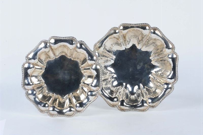Due piatti ottagonali diversi in argento  - Auction Silvers, Ancient and Comtemporary Jewels - Cambi Casa d'Aste