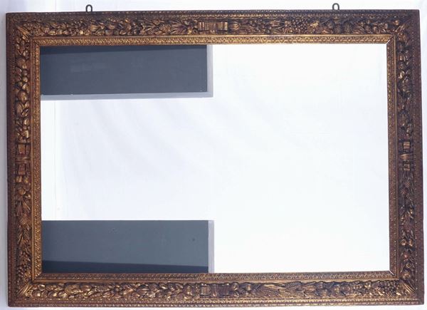 Cornice in legno scolpito e dorato