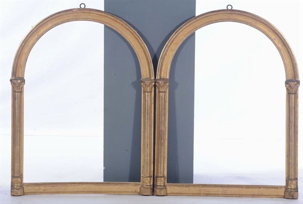 Coppia di cornici a tempietto in legno dorato, XIX secolo