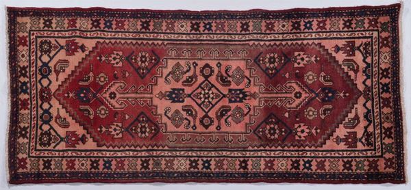 Tappeto persiano Hamadam a fondo rosso con bordura rossa, XX secolo
