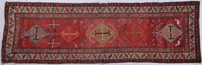 Tappeto caucasico a fondo rosso con medaglioni sovrapposti e bordura bianca, fine XIX secolo  - Asta Asta OnLine 10-2012 - Cambi Casa d'Aste