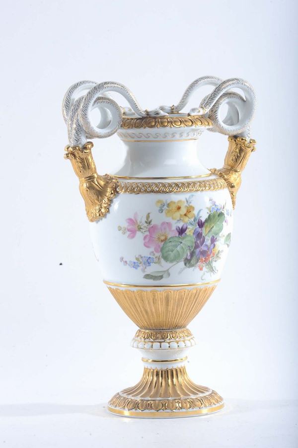 Vaso in porcellana a due manici a decoro floreale