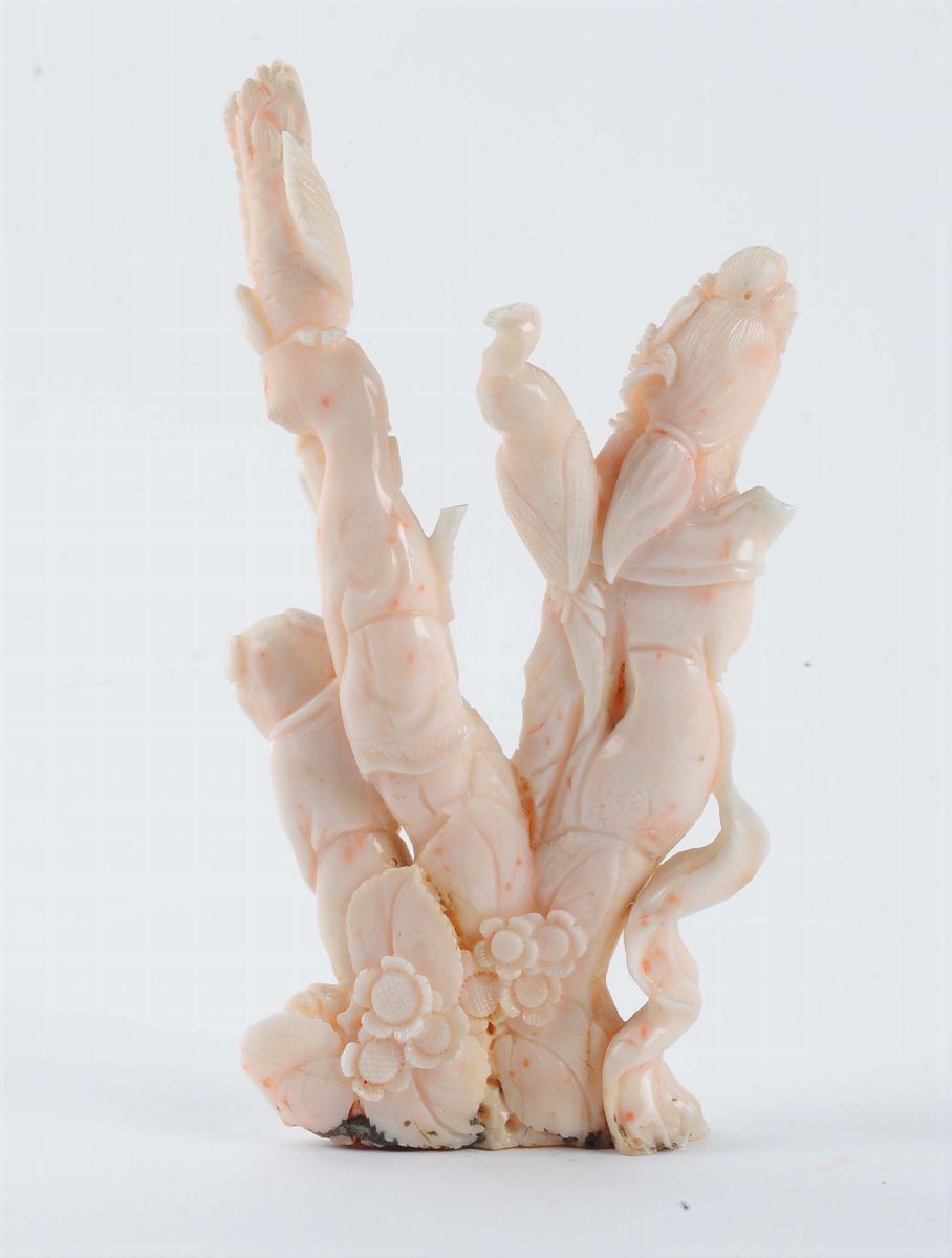 Gruppo in Corallo Rosa con Figura Femminile e Fanciulli, Cina XX Secolo