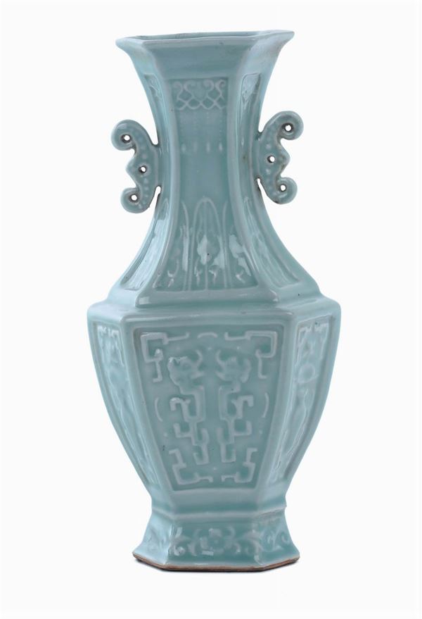 Vasetto Celadon a sezione esagonale con decorazione a rilievo, marca apocrifa. Cina, Dinastia Qing, XIX secolo
