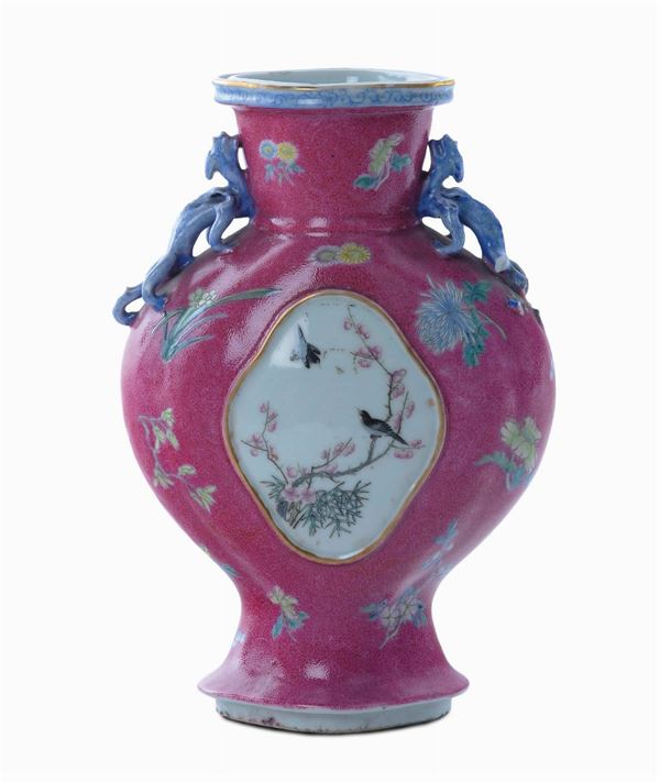 Vasetto in porcellana con anse a forma di draghi, Cina, Periodo Repubblica, XX secolo
