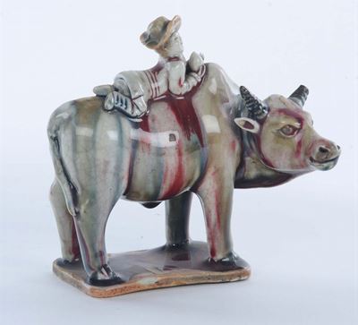 Gruppo in Porcellana Invetriata a Decoro Flambè Sopra un Toro. Cina, Dinastia Qing, XIX Secolo