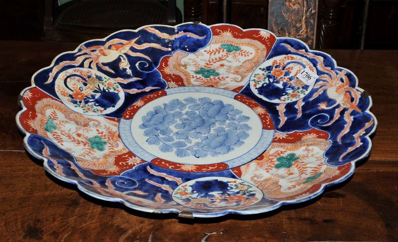 Grande piatto Imari, Cina XIX secolo  - Auction Antique and Old Masters - Cambi Casa d'Aste