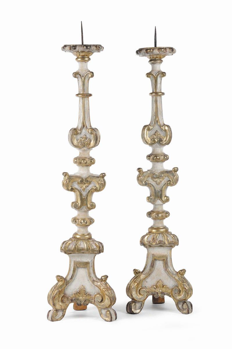 Coppia di portaceri in legno scolpito e dorato, epoca Luigi XV  - Auction Antique and Old Masters - Cambi Casa d'Aste