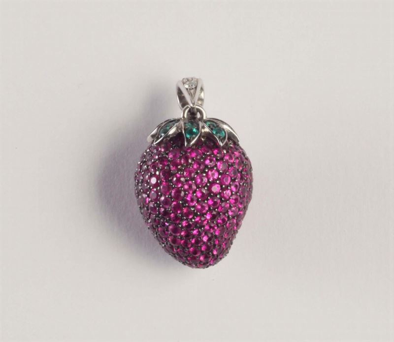 Pendente a forma di fragola  - Asta Argenti e Gioielli Antichi e Contemporanei - Cambi Casa d'Aste