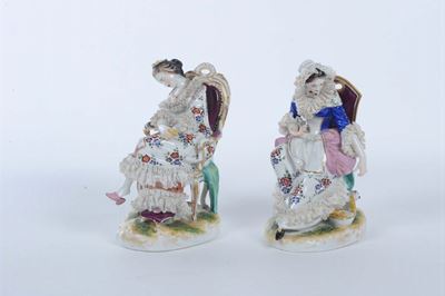 Coppia di Statuine in Porcellana con Figure Femminili in Teca di Legno