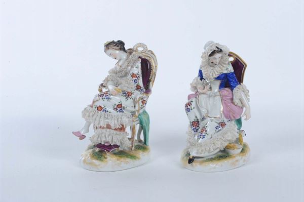 Coppia di statuine in porcellana con figure femminili in teca di legno