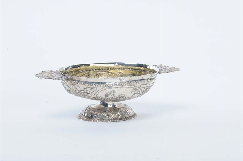 Piccolo centrotavola argento sbalzato, gr. 230 circa  - Auction Silvers, Ancient and Comtemporary Jewels - Cambi Casa d'Aste