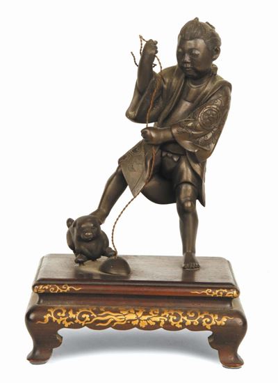 Tre Sculturine in Bronzo a Patina Scura Raffiguranti Popolani, Giappone, Periodo Meiji, XIX Secol...