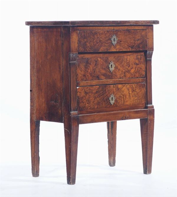 Comodino Carlo X a tre cassetti in radica