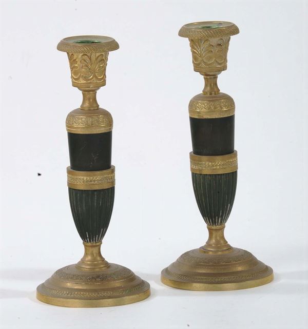 Coppia di candelieri in bronzo dorato e brunito