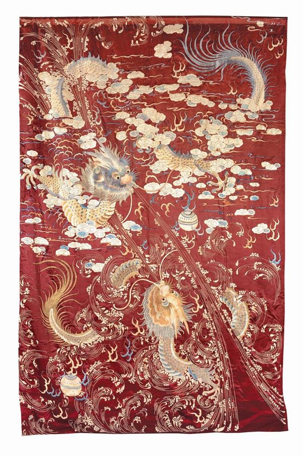 Pannello in seta ricamato con dragoni, Cina, periodo Repubblica, inizio XX secolo