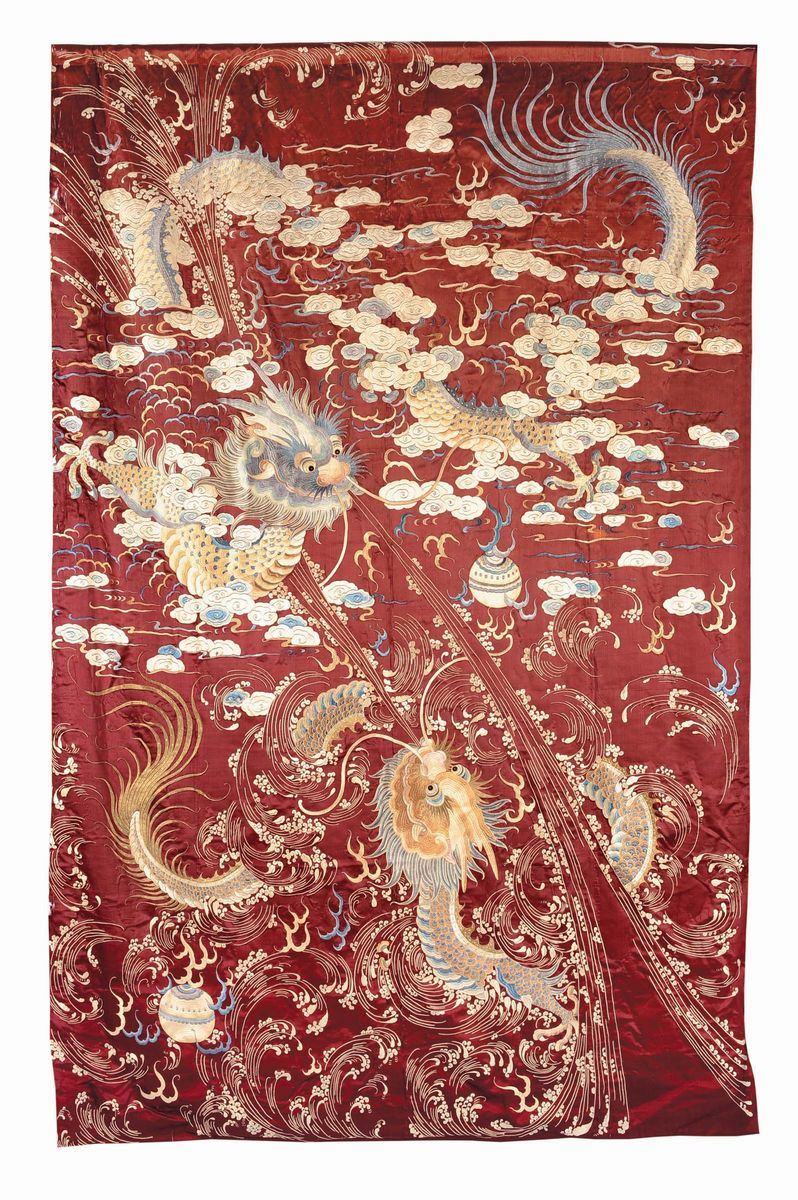 Pannello in seta ricamato con dragoni, Cina, periodo Repubblica, inizio XX secolo  - Asta Arte Orientale - Cambi Casa d'Aste