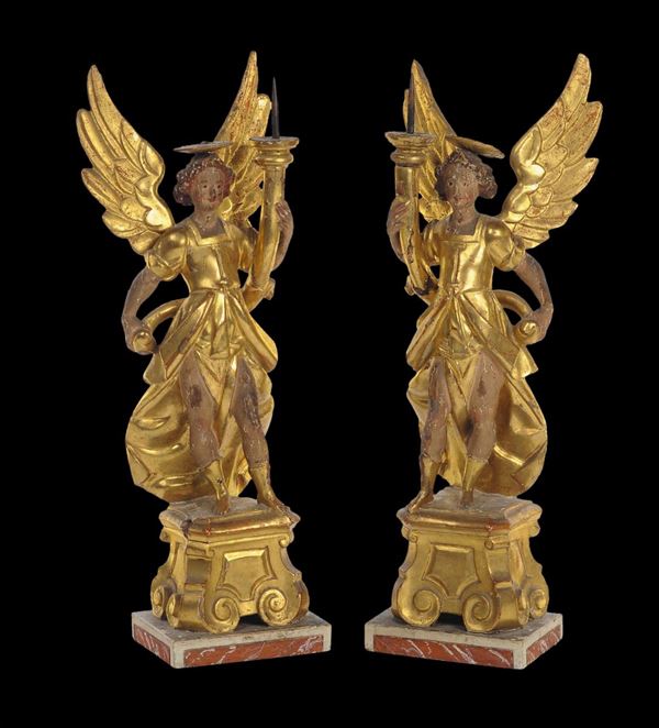 Coppia di angeli reggi torcia in legno intagliato, policromo e dorato, Italia centrale XVII-XVIII secolo