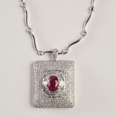 Pendente con Rubino e Pavé di Diamanti