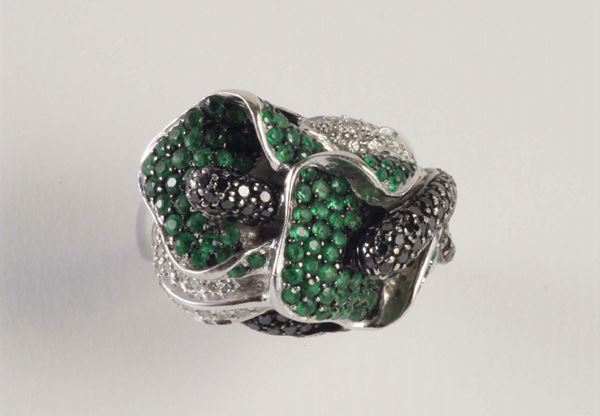 Anello con tzavoriti e diamanti neri montatura in oro bianco 18Kt. Raffigurante una calla