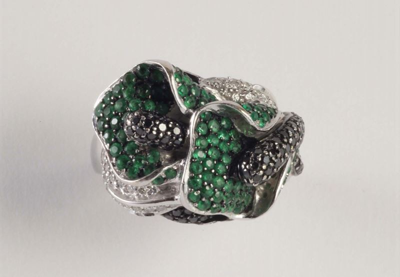 Anello con tzavoriti e diamanti neri montatura in oro bianco 18Kt. Raffigurante una calla  - Asta Argenti e Gioielli Antichi e Contemporanei - Cambi Casa d'Aste