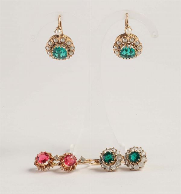 Lotto composto da tre paia di orecchini in stile