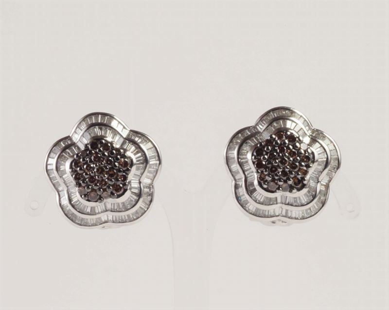 Orecchini con diamanti bianchi e brown  - Auction Silvers, Ancient and Contemporary Jewels - Cambi Casa d'Aste