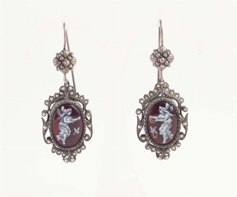 Orecchini in ceramica e smalto en grisaille  - Auction Silvers, Ancient and Comtemporary Jewels - Cambi Casa d'Aste