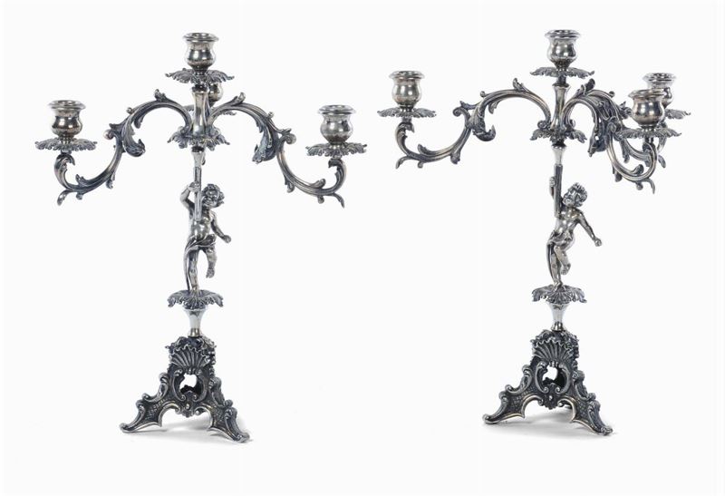 Due candelabri a  in argento a quattro luci, gr. 2800  - Asta Argenti e Gioielli Antichi e Contemporanei - Cambi Casa d'Aste