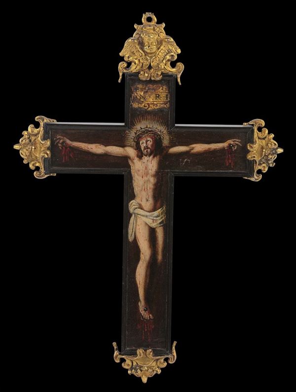 Rara croce in legno dipinto su entrambi i lati con immagine di Cristo e Santa crocifissi, finali in bronzo fuso, cesellato e dorato, XVII-XVIII secolo