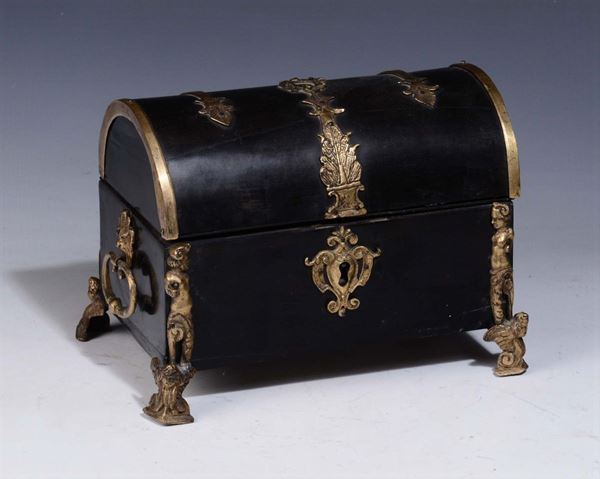 Cofanetto lastronato in ebano e decorato con applicazioni in rame e bronzi dorato, Francia XVII secolo