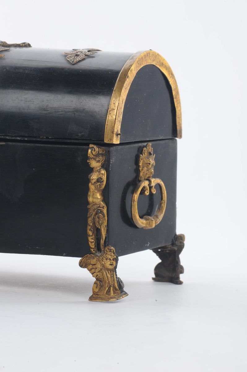 Cofanetto Lastronato in Ebano e Decorato con Applicazioni in Rame e Bronzi Dorato, Francia XVII S...